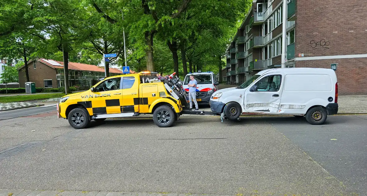 Busje zwaar beschadigd na botsing op kruising - Foto 7