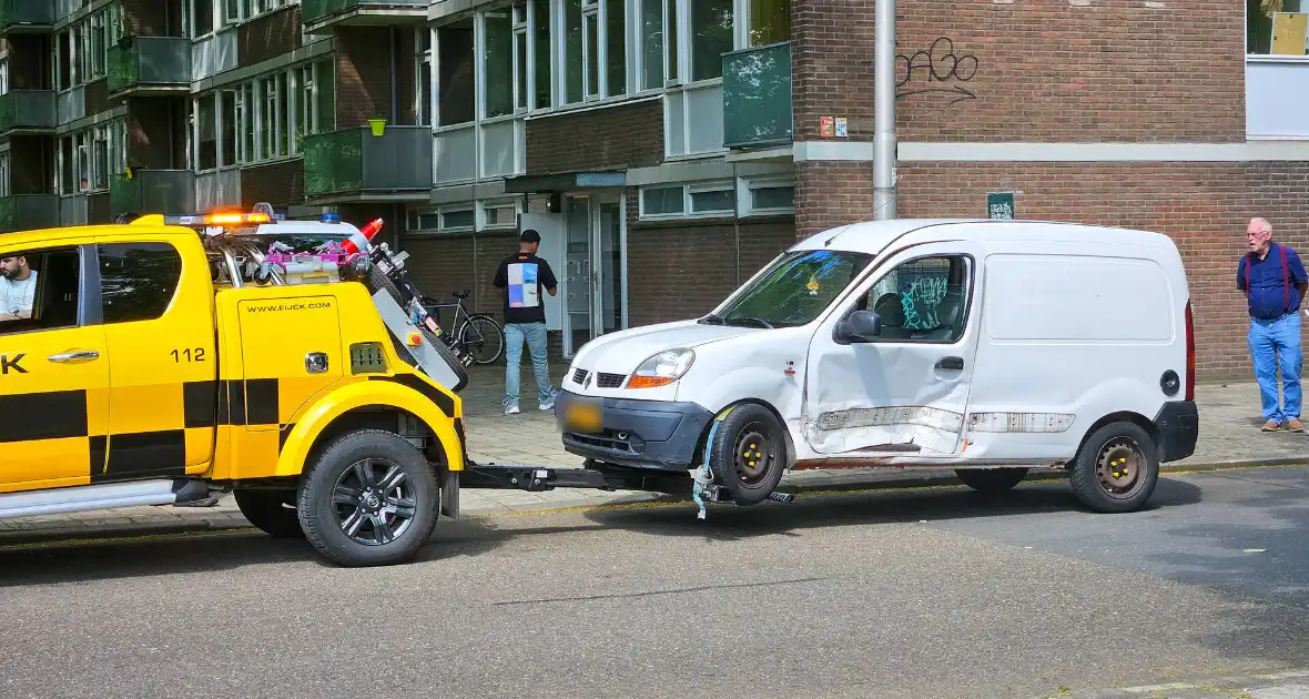 Busje zwaar beschadigd na botsing op kruising - Foto 8