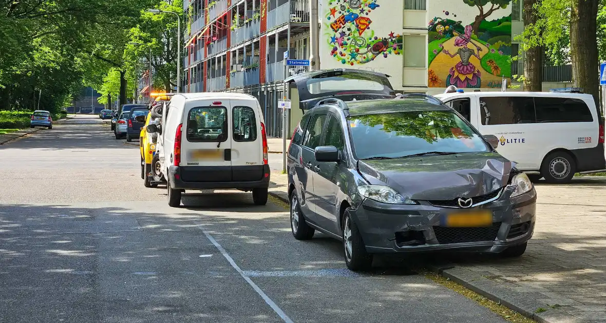 Busje zwaar beschadigd na botsing op kruising - Foto 9