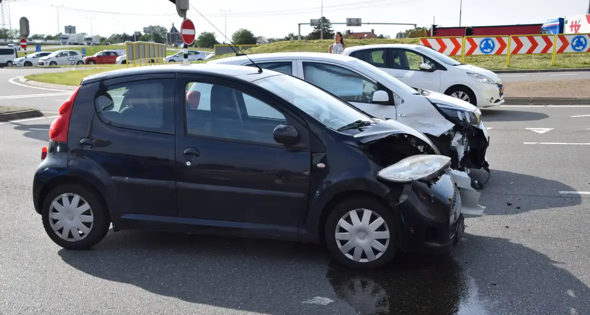 Auto's beschadigd na botsing op rotonde