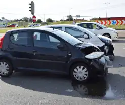 Auto's beschadigd na botsing op rotonde