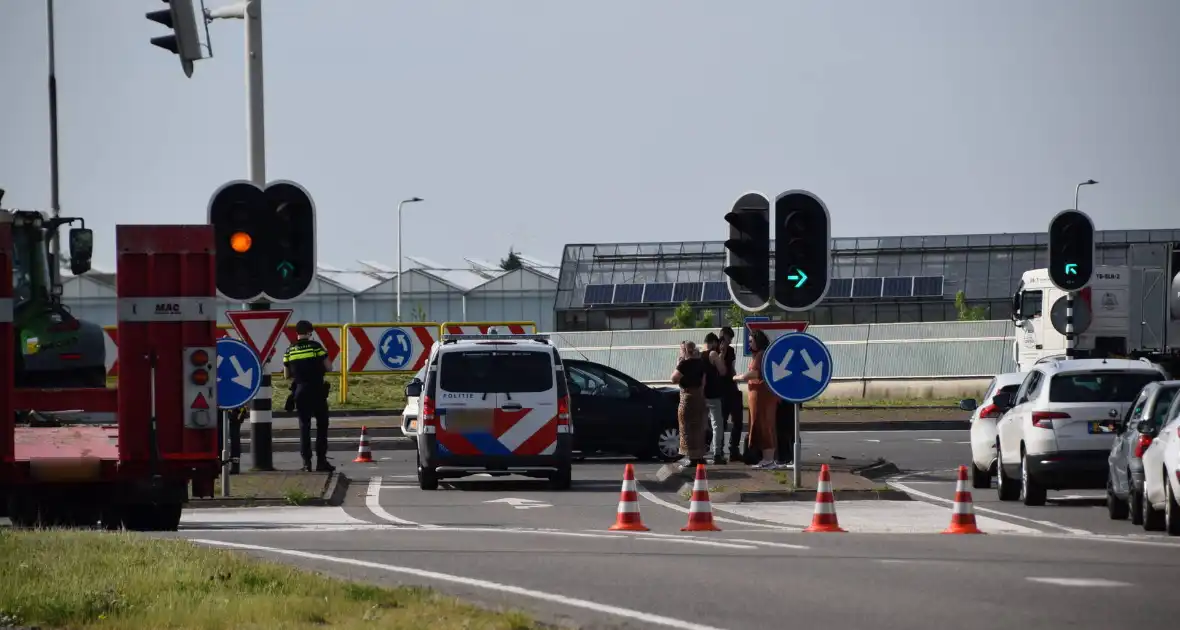 Auto's beschadigd na botsing op rotonde - Foto 1