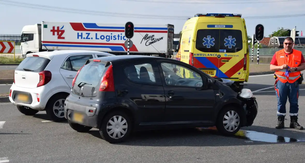 Auto's beschadigd na botsing op rotonde - Foto 3