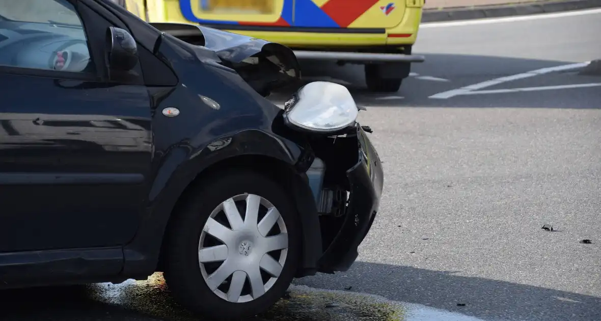 Auto's beschadigd na botsing op rotonde - Foto 4