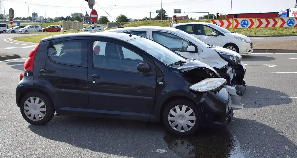 Auto's beschadigd na botsing op rotonde - Foto 5