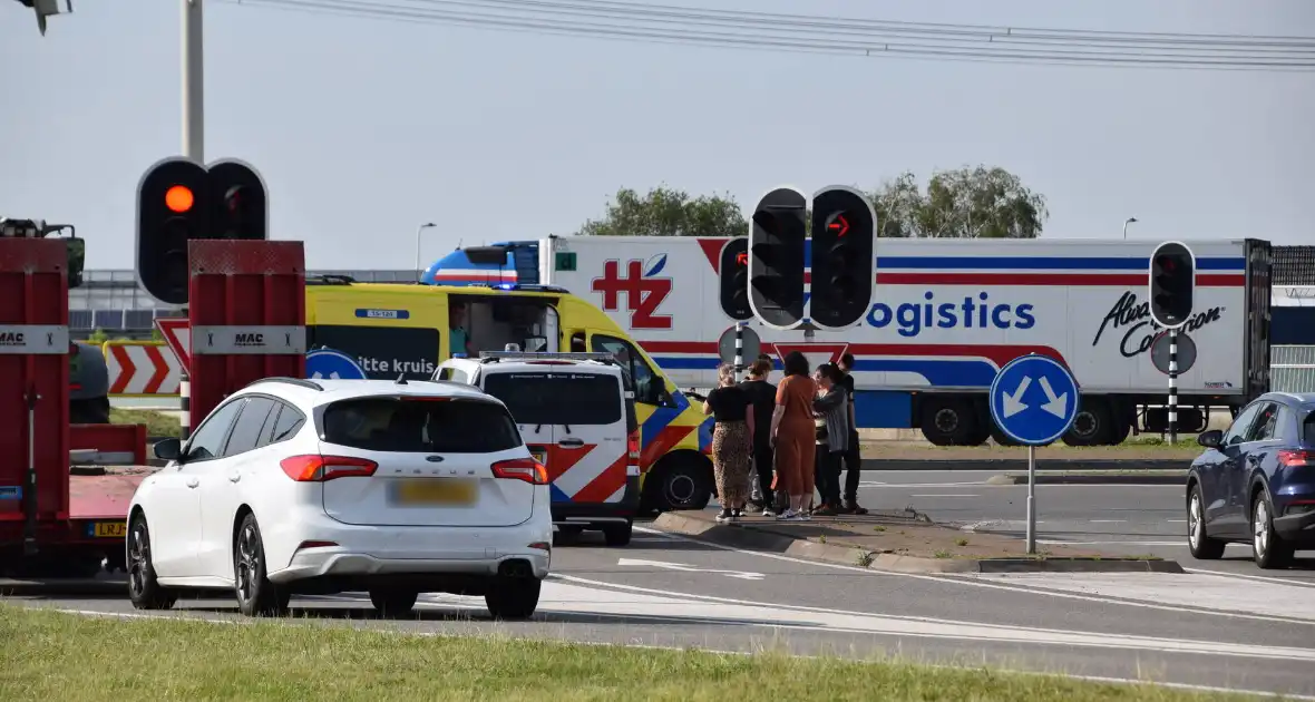 Auto's beschadigd na botsing op rotonde - Foto 6