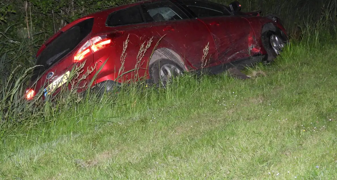 Auto belandt in sloot na frontale botsing - Foto 3