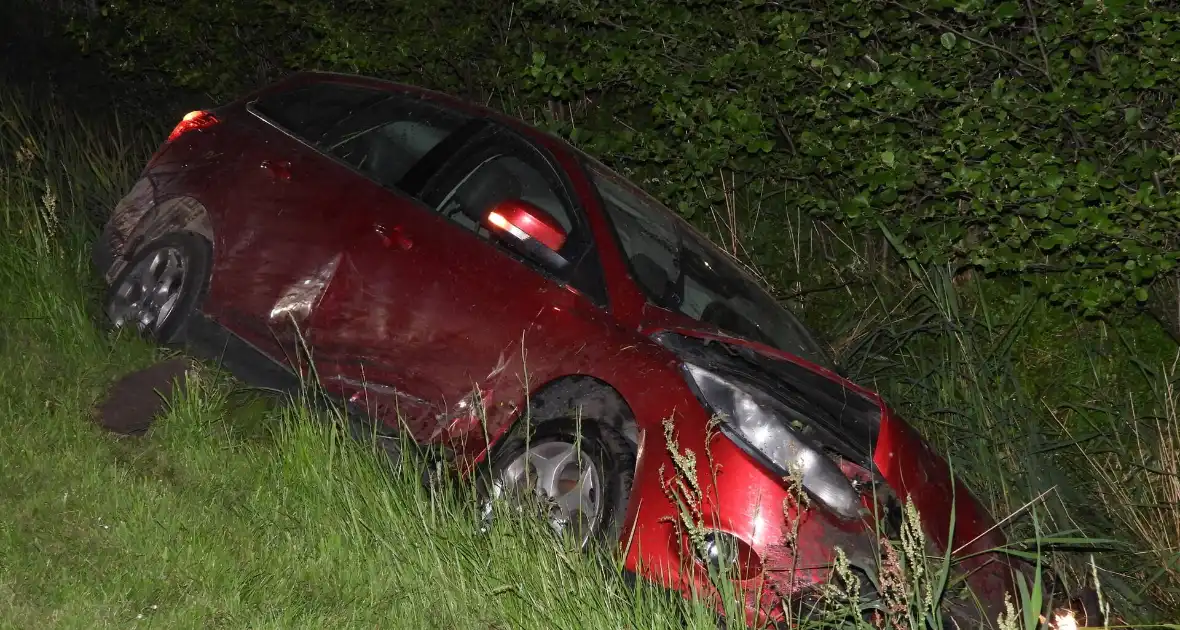 Auto belandt in sloot na frontale botsing - Foto 4