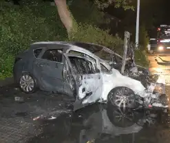 Auto volledig verwoest door felle brand