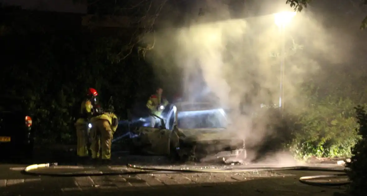 Auto volledig verwoest door felle brand - Foto 5