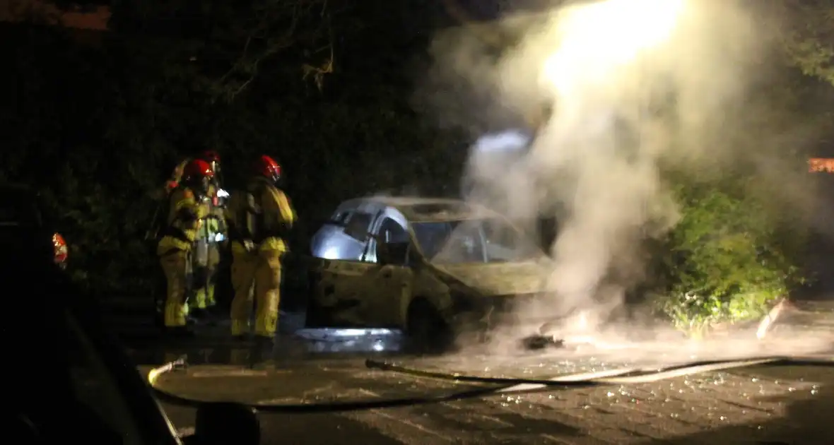 Auto volledig verwoest door felle brand - Foto 6