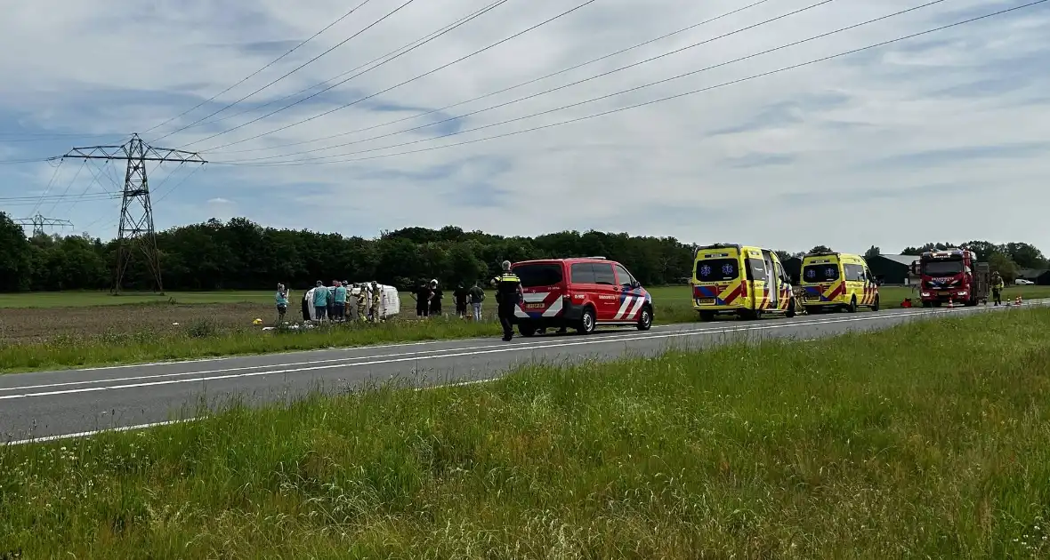 Traumateam ingezet voor bestelbus op zijn kant