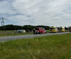 Traumateam ingezet voor bestelbus op zijn kant