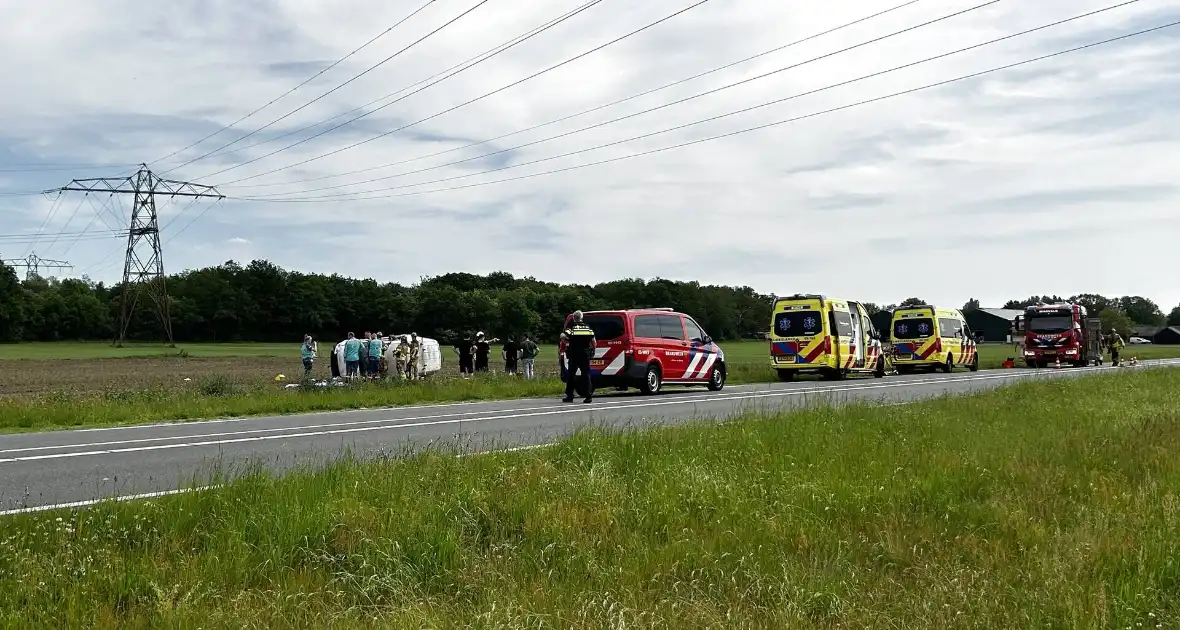 Traumateam ingezet voor bestelbus op zijn kant - Foto 1