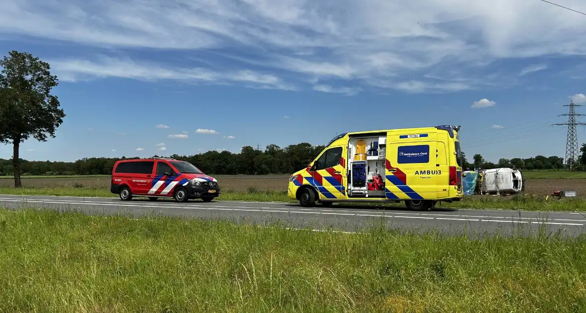 Traumateam ingezet voor bestelbus op zijn kant - Foto 2