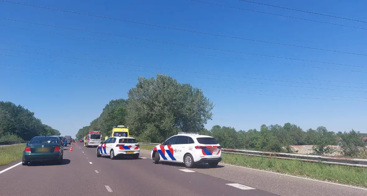 Personenauto en bestelbus klappen op elkaar