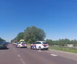 Personenauto en bestelbus klappen op elkaar