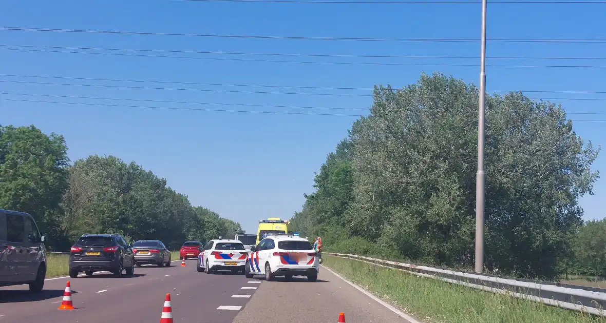 Personenauto en bestelbus klappen op elkaar - Foto 1