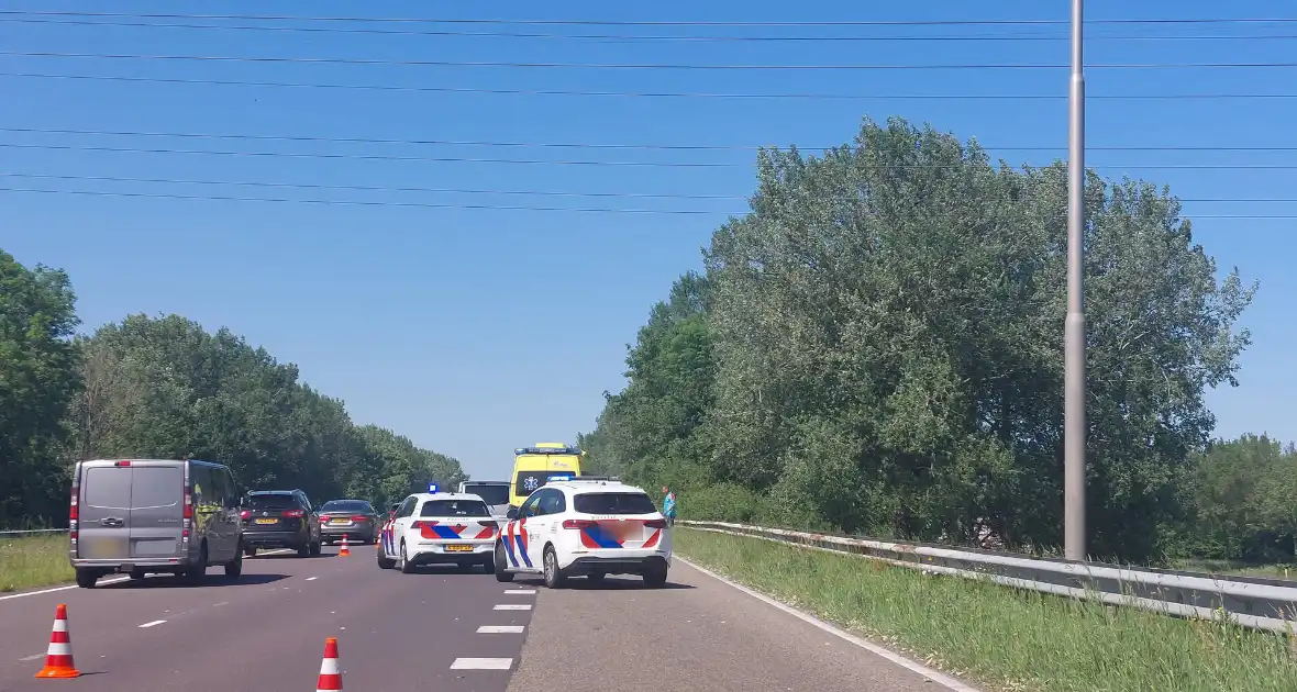 Personenauto en bestelbus klappen op elkaar - Foto 2