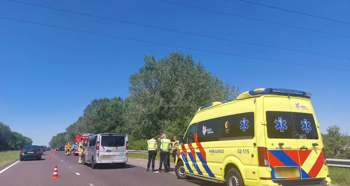 Personenauto en bestelbus klappen op elkaar - Foto 3