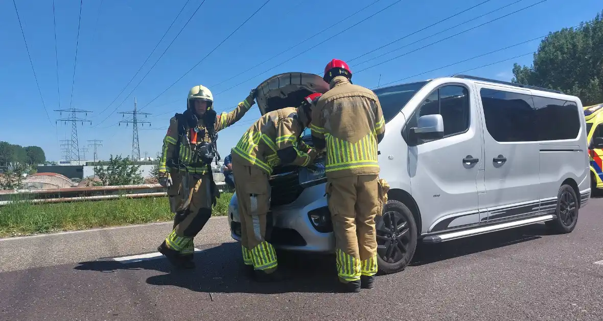 Personenauto en bestelbus klappen op elkaar - Foto 4