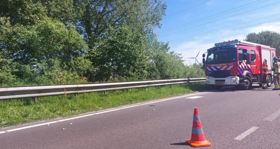 Personenauto en bestelbus klappen op elkaar - Foto 5