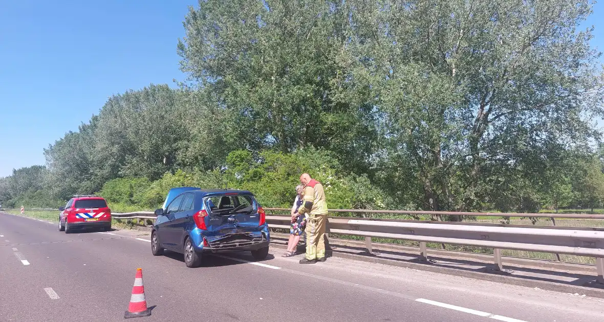 Personenauto en bestelbus klappen op elkaar - Foto 6