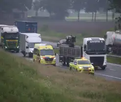 Bestuurder nagekeken door ambulancepersoneel na mogelijk ongeval