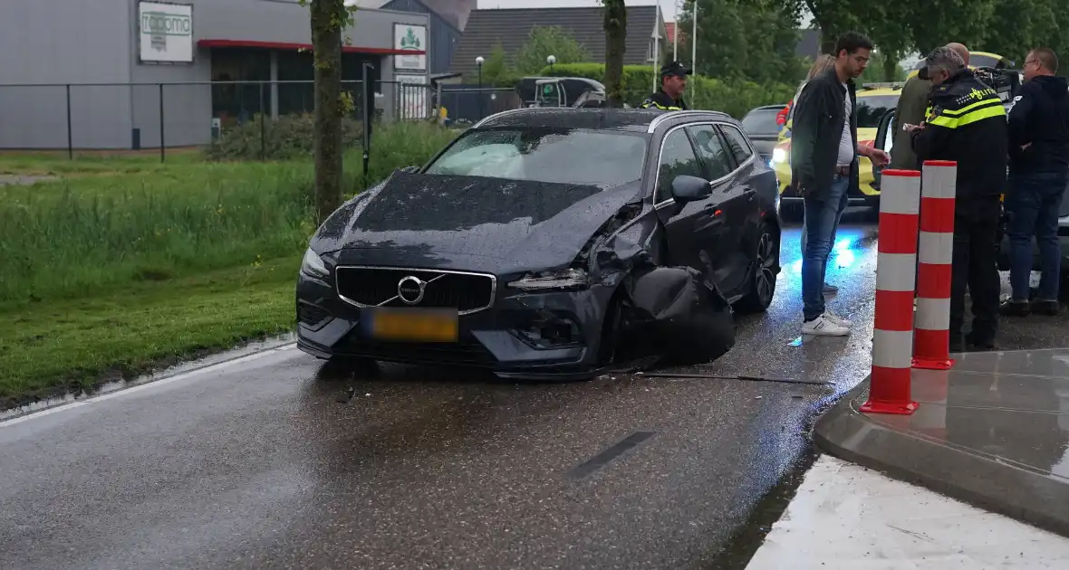 Veel schade bij frontale aanrijding tussen twee voertuigen