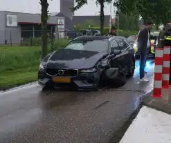 Veel schade bij frontale aanrijding tussen twee voertuigen