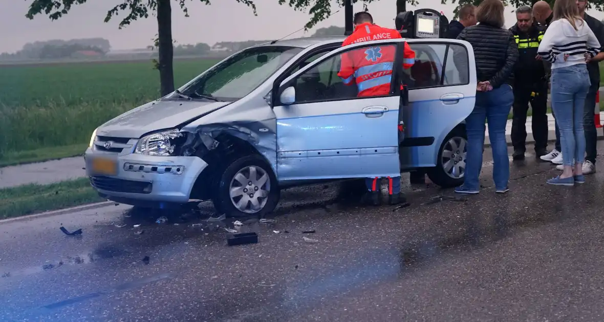 Veel schade bij frontale aanrijding tussen twee voertuigen - Foto 1