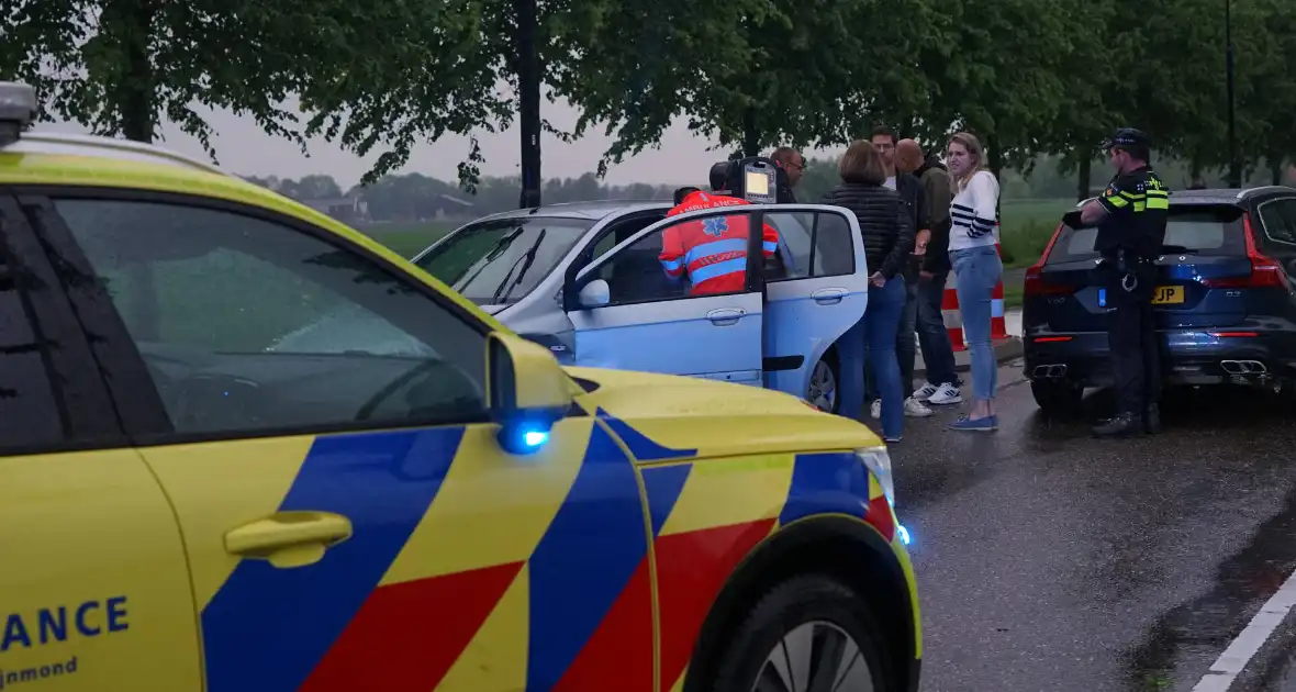 Veel schade bij frontale aanrijding tussen twee voertuigen - Foto 2