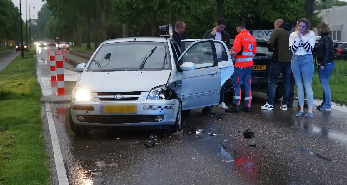 Veel schade bij frontale aanrijding tussen twee voertuigen - Foto 4