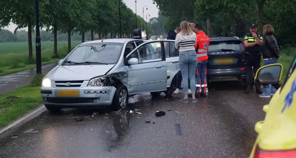 Veel schade bij frontale aanrijding tussen twee voertuigen - Foto 5