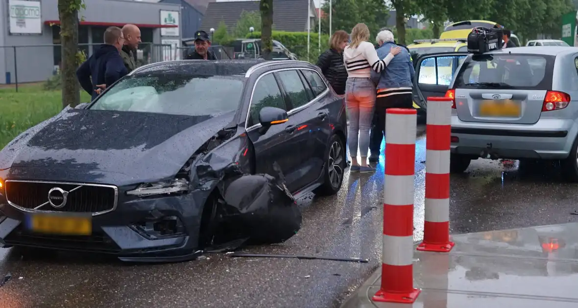 Veel schade bij frontale aanrijding tussen twee voertuigen - Foto 6