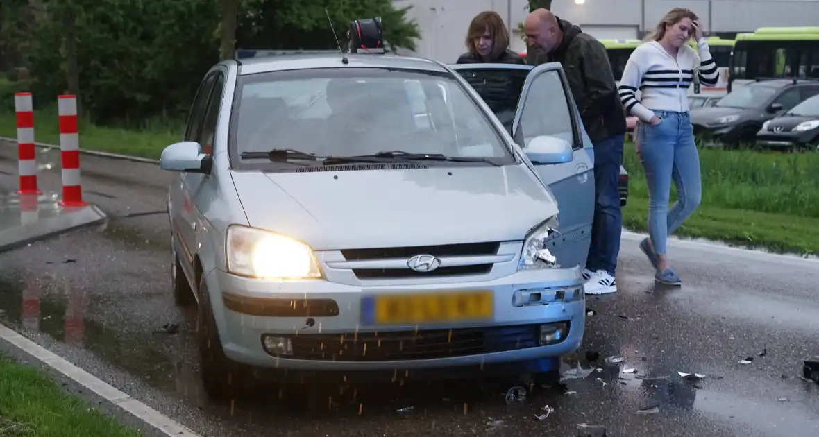 Veel schade bij frontale aanrijding tussen twee voertuigen - Foto 7