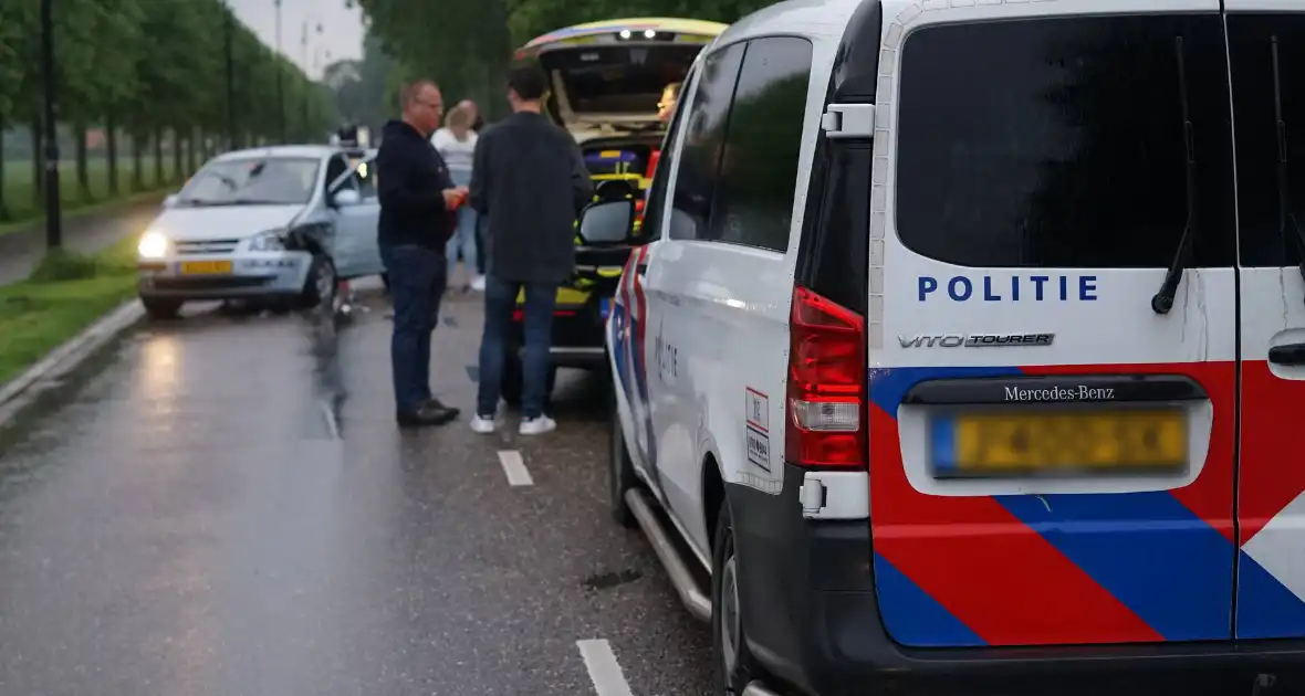 Veel schade bij frontale aanrijding tussen twee voertuigen - Foto 8