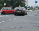 Twee voertuigen botsen op net geopende weg