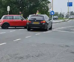 Twee voertuigen botsen op net geopende weg