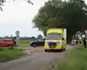 Bestelbus belandt in sloot na botsing met auto