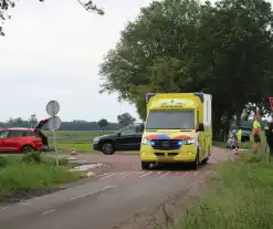 Bestelbus belandt in sloot na botsing met auto