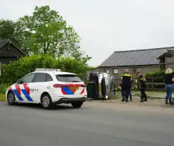 Automobilist ramt hekwerk en belandt op zijkant