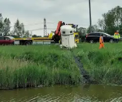 Paardentrailer belandt in sloot