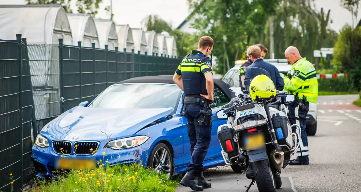 Automobilist raakt van de weg en botst op hek