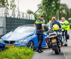 Automobilist raakt van de weg en botst op hek