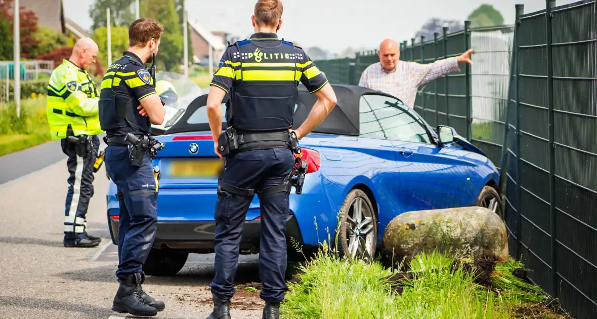 Automobilist raakt van de weg en botst op hek - Foto 1