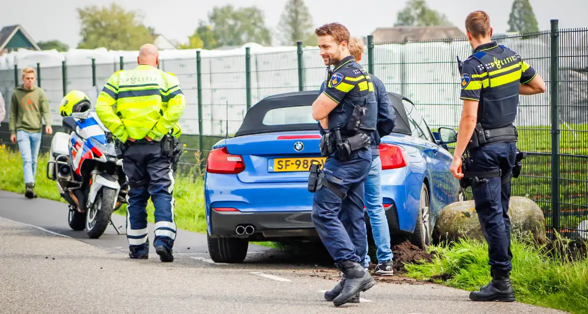 Automobilist raakt van de weg en botst op hek - Foto 2