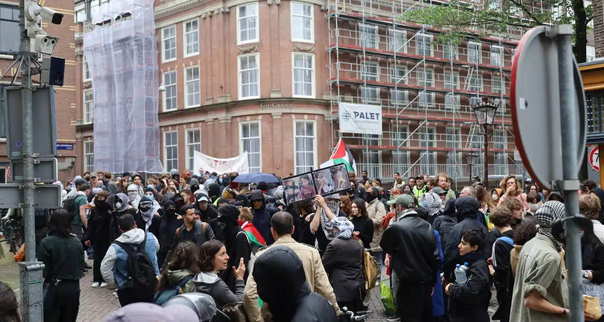 Ruim 200 pro-Palestina demonstranten dringen Stopera binnen - Foto 3