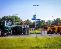 Vrachtwagen kantelt op rotonde