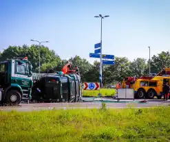 Vrachtwagen kantelt op rotonde